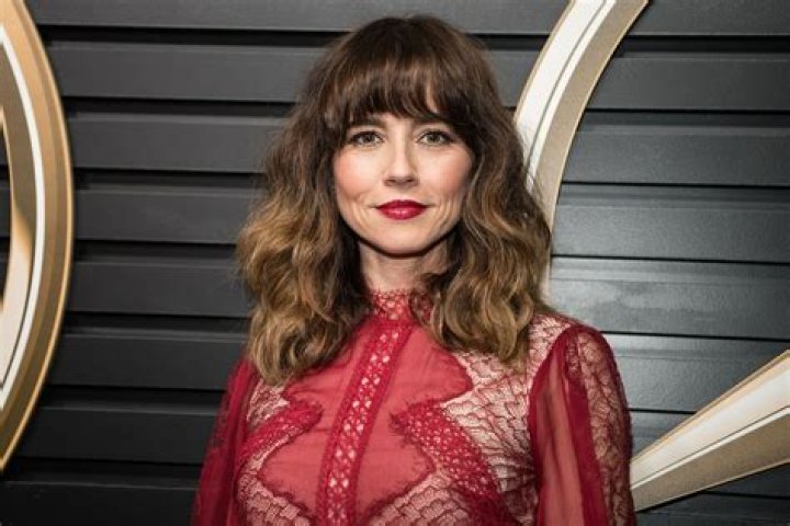 Linda Cardellini: A Smoker? Exploring the Truth Behind the Rumors